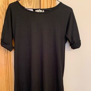 Black shirt sleeve top with white detail in back